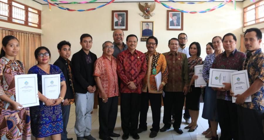 podiumnews.com-Pemprov Bali Serahkan Bantuan Sosial Kepada 14 LKS dan LKSA di Bali